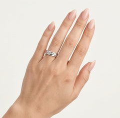 Anillo de boda de oro blanco con líneas talladas en cruz