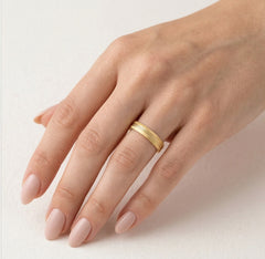 Anneau de mariage épais en or jaune avec un design central unique