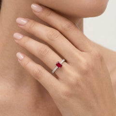 Bague éclatante avec diamant taille ronde, émeraude et rubis