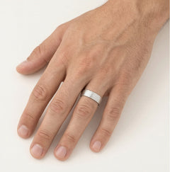 Snubní prsten z bílého zlata se vzorem vln