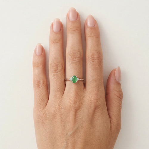 Fine white gold ring with emerald and diamonds