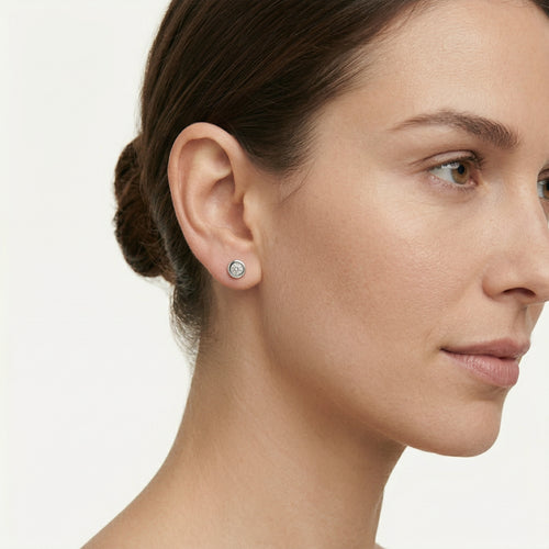 Náušnice s kulatým rámečkem s kubickými zirkony z 18kt bílého zlata