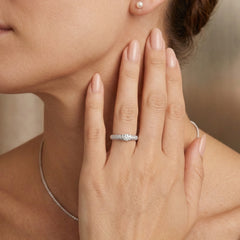  Tenký stříbrný prsten s pololunetou