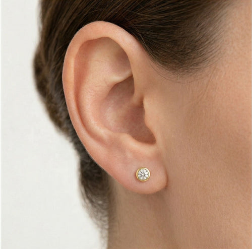 Boucles d'oreilles rondes en or jaune avec zircon cubique brillant.