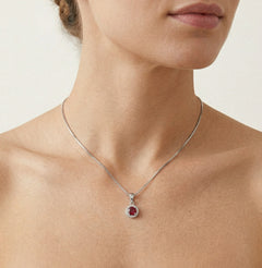 Kulatý přívěsek se syntetickým rubínem 