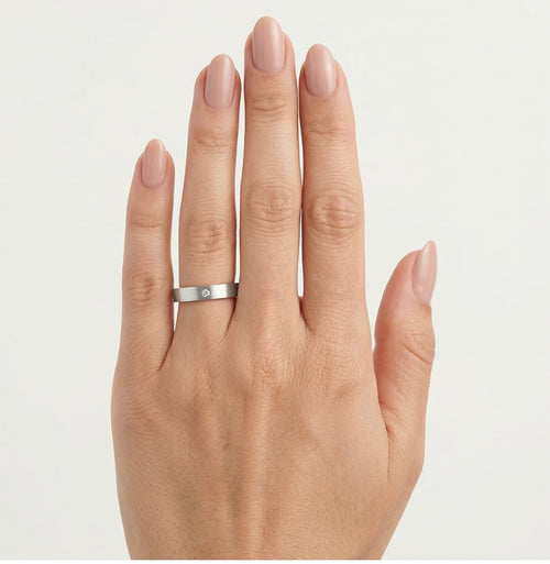 Anillo de boda sencillo de oro blanco.