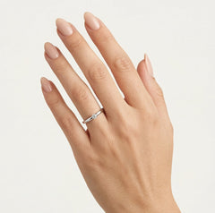 Anillo de boda clásico fino de oro blanco.