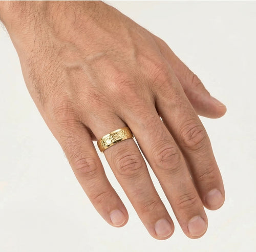 Bague de mariage en or jaune avec détail au centre