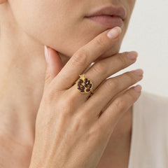 Zlatý prsten s granatem ve tvaru granátového jablka