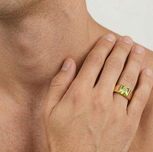 Bague saisissante en moldavite taille carrée