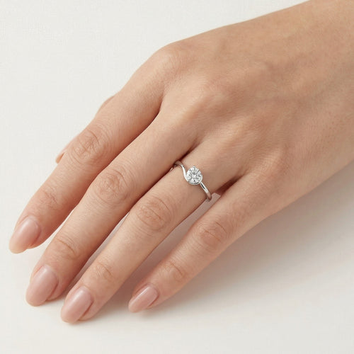 Bague en argent sertie de zirconiums cubiques en sertissage semi-clos