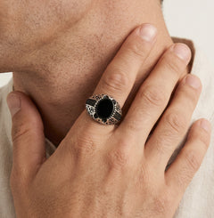 Pánský stříbrný prsten s oválným onyxem a bočními zirkony