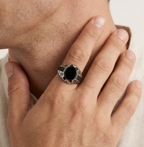 Pánský stříbrný prsten s oválným onyxem a bočními zirkony