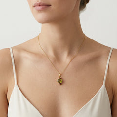 Pendentif en or jaune avec moldavite ovale et grenats environnants