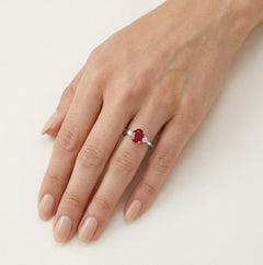 Anillo sencillo de oro blanco con diamante y rubí