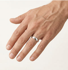 Nadčasový široký snubní prsten z bílého zlata