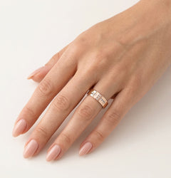 Bague de mariage élégante en or rose avec pierresBague de mariage élégante en or rose avec pierres