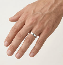 Bague de mariage éternité en or blanc élégant.