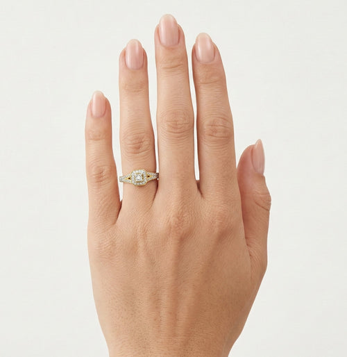 Bague taille coussin en or avec diamants