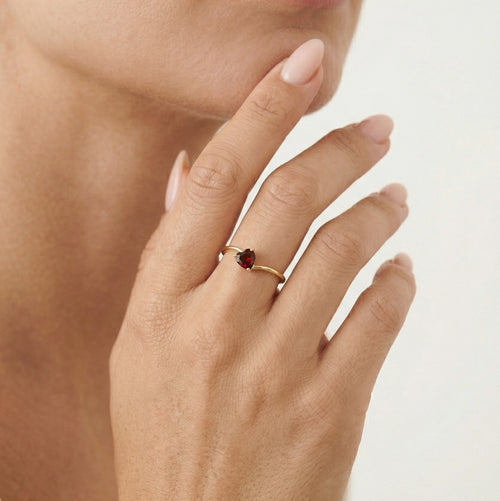 Prsten s granátem ve tvaru srdce ze žlutého zlata