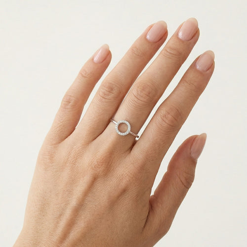 Sparkling diamond circle design ring