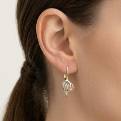 Pendientes de oro con líneas abstractas