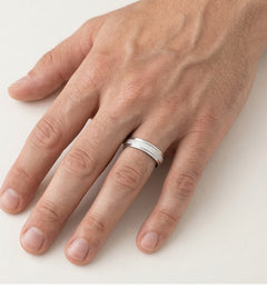 Bague de mariage en or blanc avec bande mate.