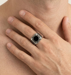 Pánský stříbrný prsten s kulatým onyxem a detailním zdobením