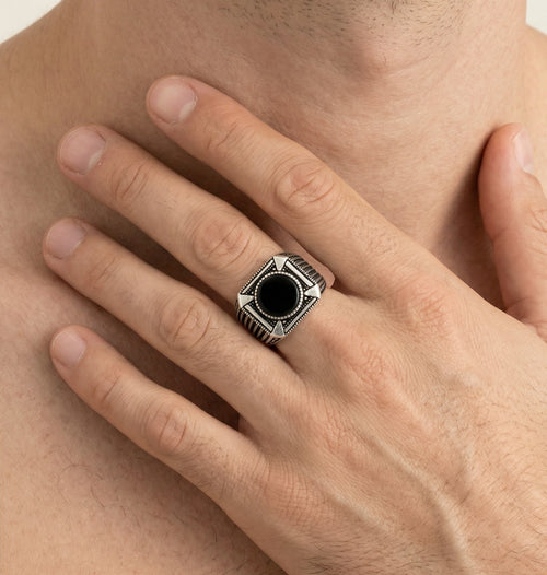 Pánský stříbrný prsten s kulatým onyxem a detailním zdobením
