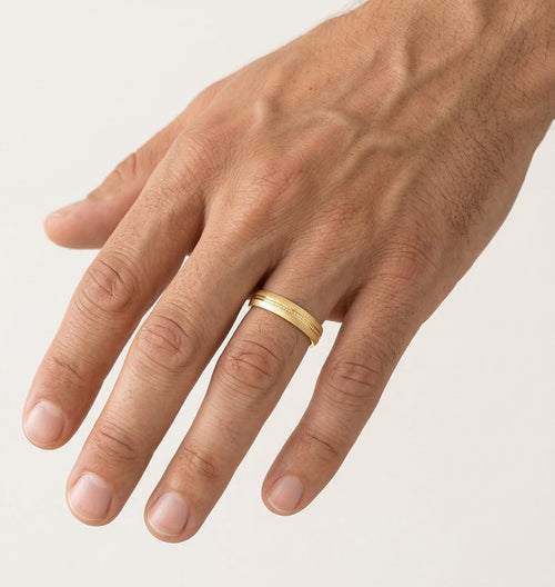 Anneau de mariage épais en or jaune avec un design central unique