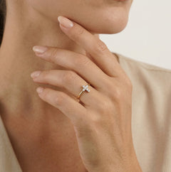 Bague avec pendentif croix et pierre taille ronde