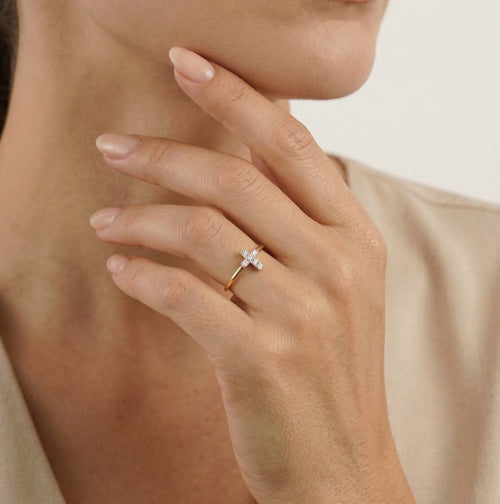 Bague avec pendentif croix et pierre taille ronde