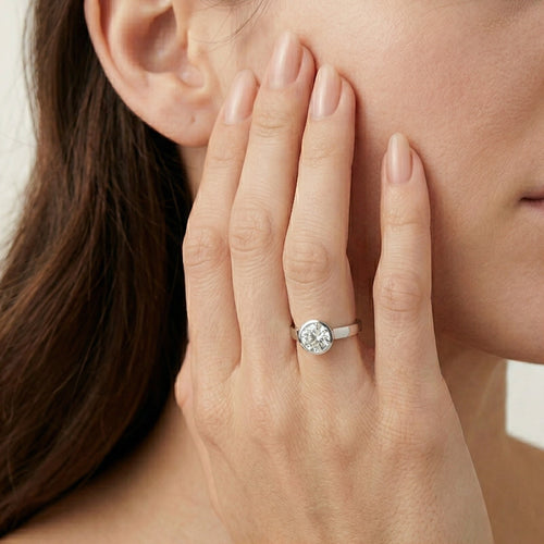 Bague en or blanc avec zircon serti clos et éclatant