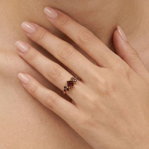 Anillo de granates talla princesa cuadrada y talla redonda en oro.