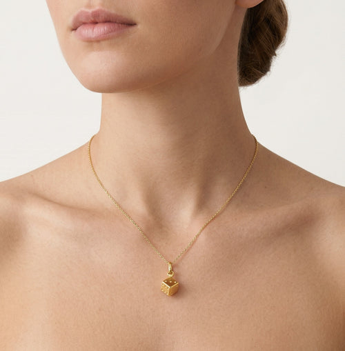 Glänzender Würfelanhänger aus Gelbgold