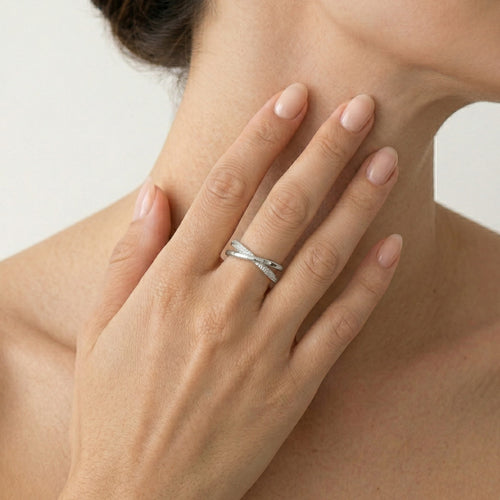 Bague en argent design X avec zirconium cubique.