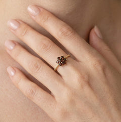 Zlatý  prsten s granáty ve tvaru  květiny s detailní obroučkou