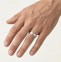 Alliance en or blanc avec finition scintillante