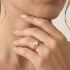 Zlatý prsten s dvouřadou spirálou z kubických zirkonů