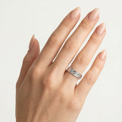 Elegantní matný snubní prsten z bílého zlata s leštěným gravírováním