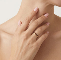 Gelbgoldring mit durchgehenden Granaten in Zargenfassung