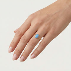 Jednoduchý zlatý prsten s modrým opálem