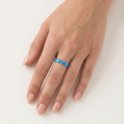 Anillo tipo banda con ópalo azul
