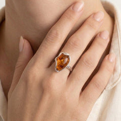 Prsten s jantarem ve tvaru kapky