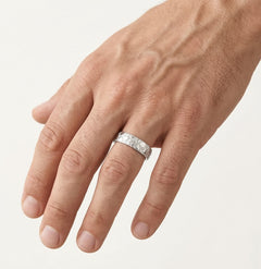 Alliance simple et élégante en or blanc