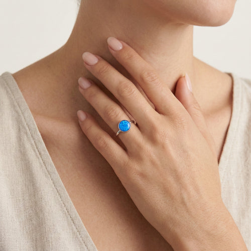 Ring mit rundem blauem Opal