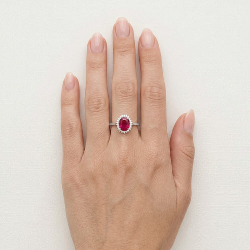 Halo-Ovalschliff-Rubinring aus Sterlingsilber