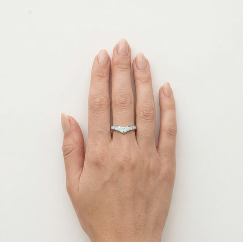 Prsten s bílým opálem ve tvaru V