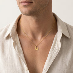 Pendente de oro con la letra M