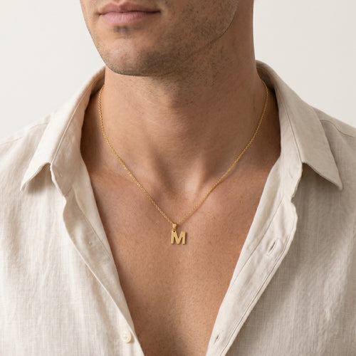Pendente de oro con la letra M